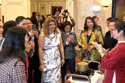 向美国外交界推广越南素食。（图片来源：越通社）