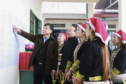 选民查看公开张贴的候选人名单。（图片来源：越通社）