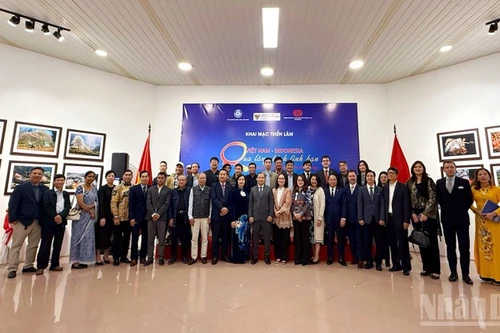 两国代表及艺术家合影留念。