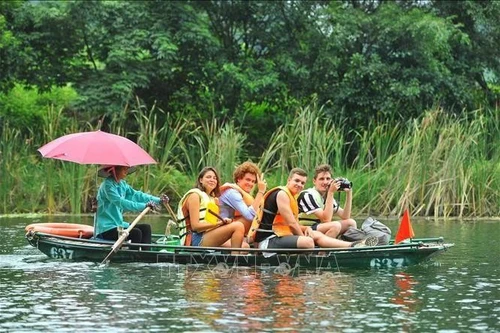 游客参观宁平省长安名胜群。（图片来源：越通社）