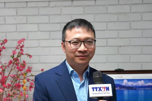 澳大利亚越南企业家协会（VBAA）秘书长杜嘉胜律师接受越通社记者采访。（图片来源：越通社）