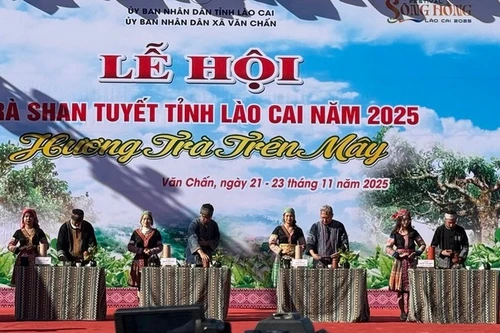 当地艺人展示传统茶艺。