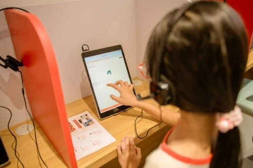 小学生与人工智能一起学习英语。（原魁 摄）