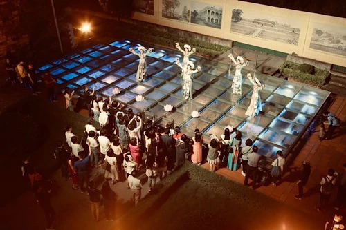 游客体验“解码升龙皇城”夜游项目。（图片来源：河内升龙皇城遗产保护中心）