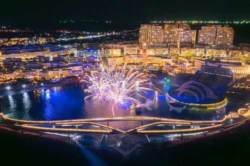 富国夜空绽放绚丽烟花秀。