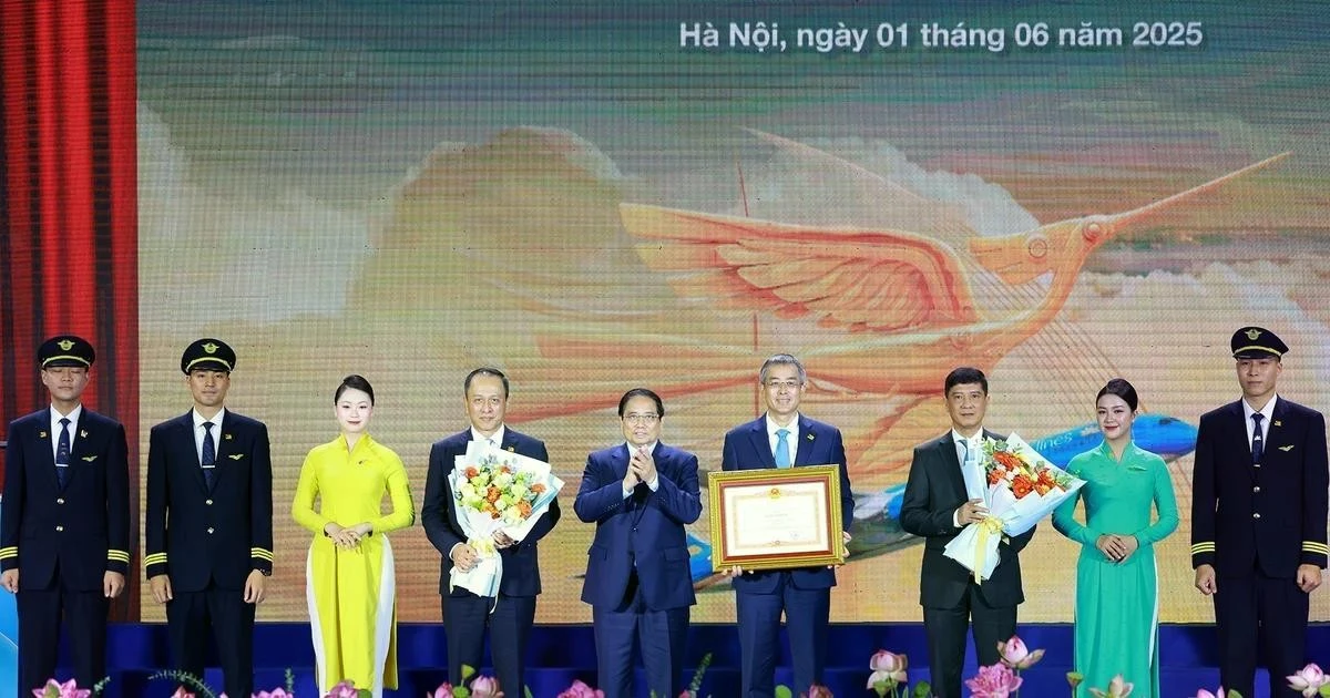 越南政府总理范明正向越南航空公司授予政府总理奖状。