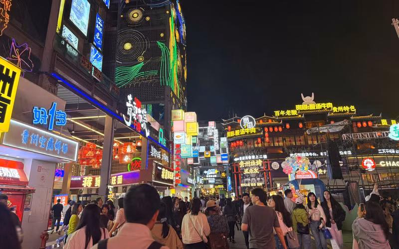 中国贵州省贵阳青云市集热闹非凡，充满烟火气。