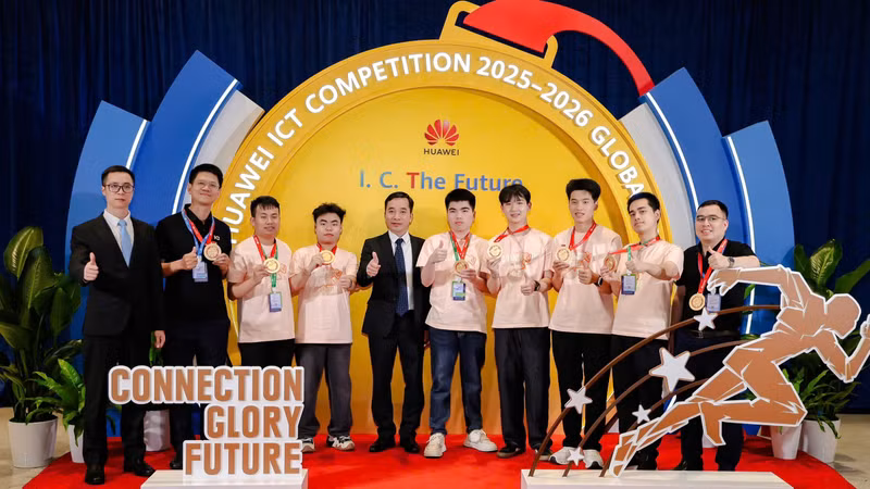 黄文俊公使与参加华为ICT大赛2025-2026全球总决赛的越南师生合影。（华为 供图）
