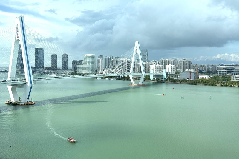 中国海南省海口市的世纪大桥。（杜有兴 摄）