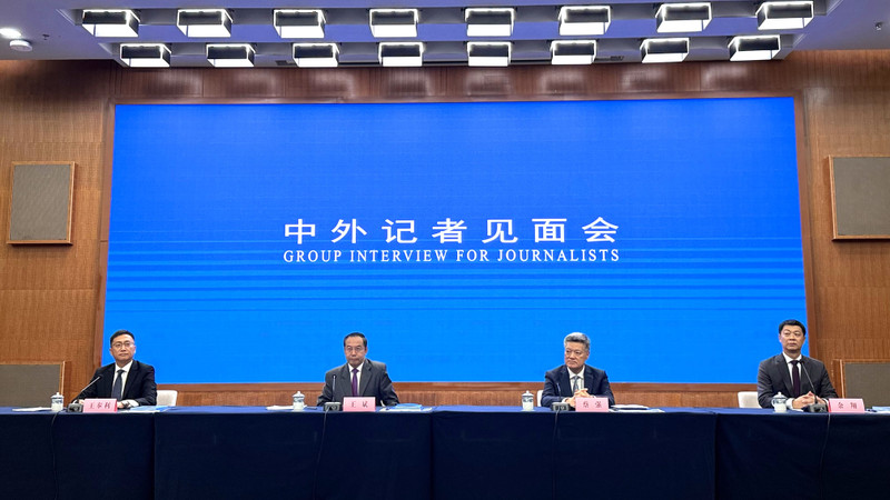 10月15日上午，中国国务院新闻办公室新闻局和海南省新闻办公室在海口联合举办中外记者见面会。（杜有兴 摄）