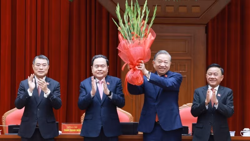 苏林同志在十四届一中全会上全票当选连任越共中央总书记。（图源：越通社）