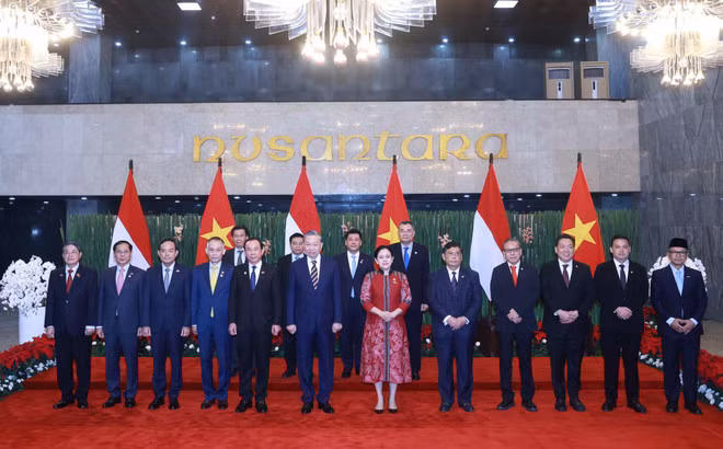 两位领导同两国代表合影。