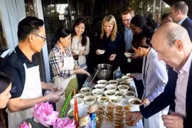 越南河粉是一大亮点，吸引了众多国际友人前来品尝。（图片由越南驻芬兰大使馆提供）