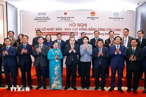国会主席陈青敏和出席活动的各位代表合影。(图片来源:越通社)