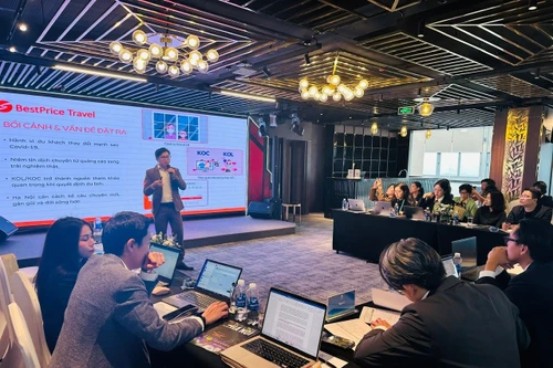 “实施吸引国际游客的解决方案”论坛场景。（图片来源：hanoimoi.vn）