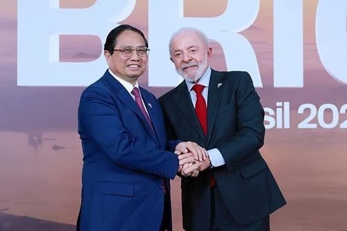 巴西总统卢拉·达西尔瓦欢迎范明正总理出席2025年金砖国家领导人大范围会议。(图片来源:越通社)