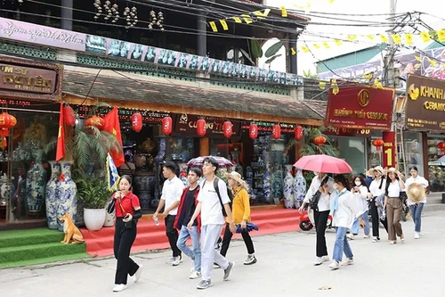 游客参观钵场陶瓷村。