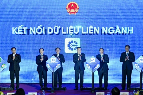 国会主席陈青敏和代表举行国家法律门户网站的启动仪式。