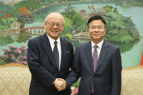 越南政府副总理黎成龙会见日越友好议员联盟特别顾问武部勤。（图片来源：baochinhphu.vn）