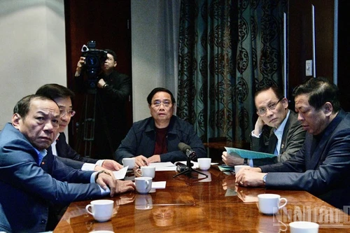 越南政府总理范明正从南非主持召开关紧急视频会议。