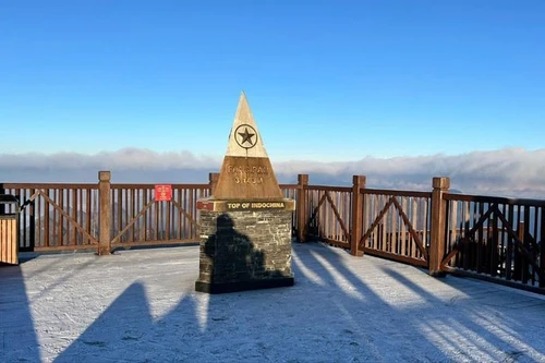 2025年圣诞节霜冰覆盖番西邦峰。（图片来源：baomoi.com）