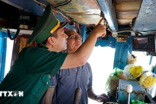 嘉莱省边防部队检查设备。（图片来源：越通社）