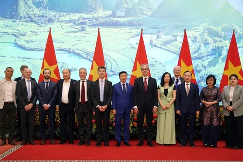 双方代表合影。（图片来源：baochinhphu.vn）