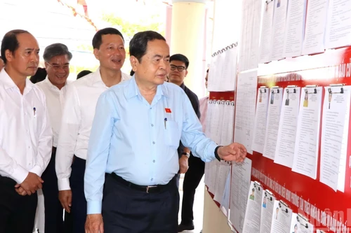 国会主席陈青敏检查同奈省新朝坊第17号投票站。