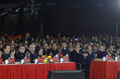 苏林总书记，党和国家领导、前领导人出席设在高平省长河乡北坡国家特别遗迹区的主会场。