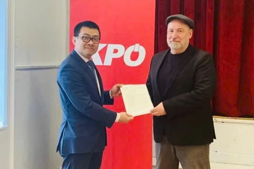 武黎太黄大使向奥地利共产党主席金特·霍普夫加特纳转交越南共产党中央委员会的感谢信。