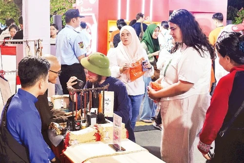 国际游客参加2025年胡志明市旅游周活动。