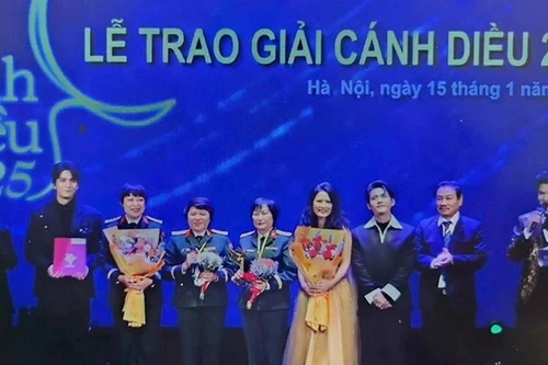 电影《红雨》剧组荣获电影类“金风筝奖”。（图片来源：qdnd.vn）