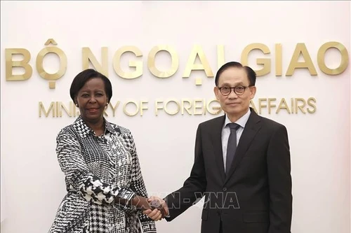 越南外长黎怀忠和法语国家组织秘书长路易丝·穆希基瓦博。（图片来源：越通社）