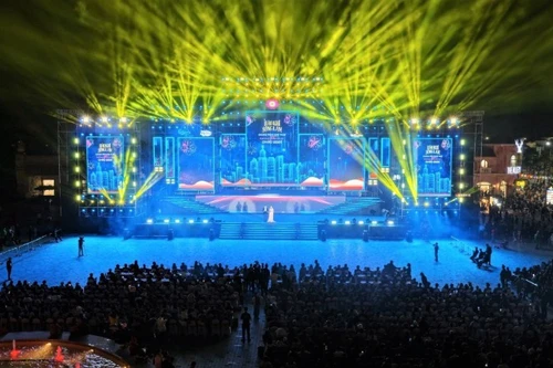 题为“义安欢迎2026——蓝江的豪气”的倒计时活动在义安省。