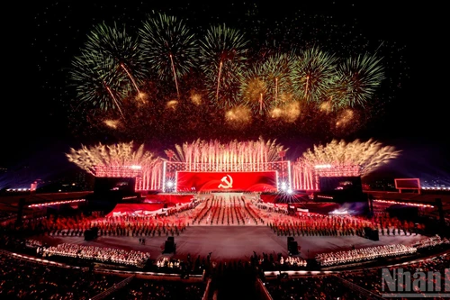 庆祝越共十四大烟花表演点亮河内市天空【组图】