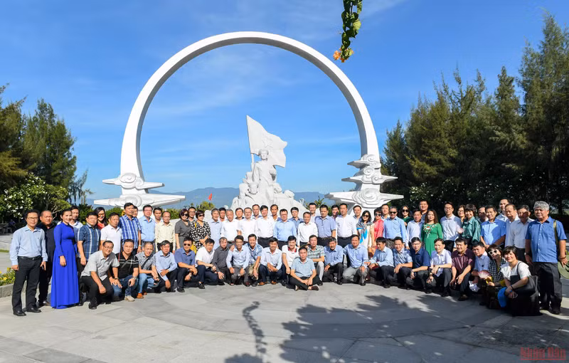 《人民报》社代表团敬香缅怀鬼鹿角礁战士（组图） ảnh 8