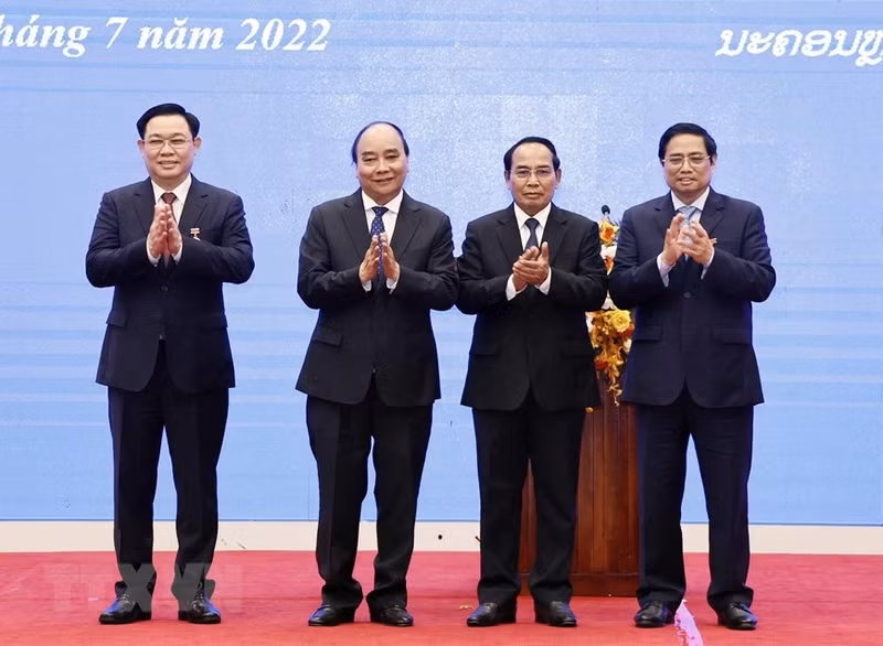 越南高层领导荣获老挝国家崇高勋章（组图） ảnh 5