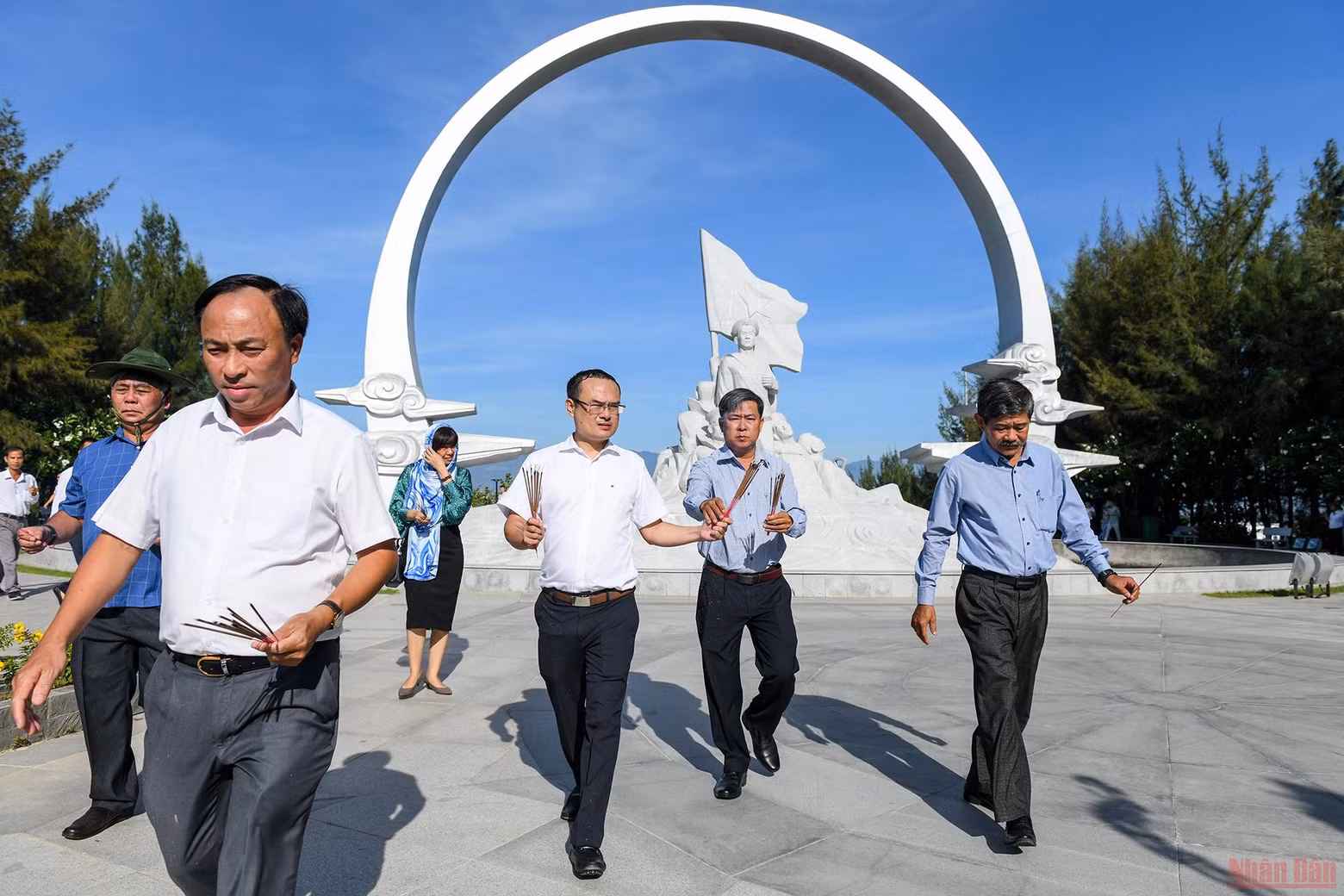 《人民报》社代表团敬香缅怀鬼鹿角礁战士（组图） ảnh 5