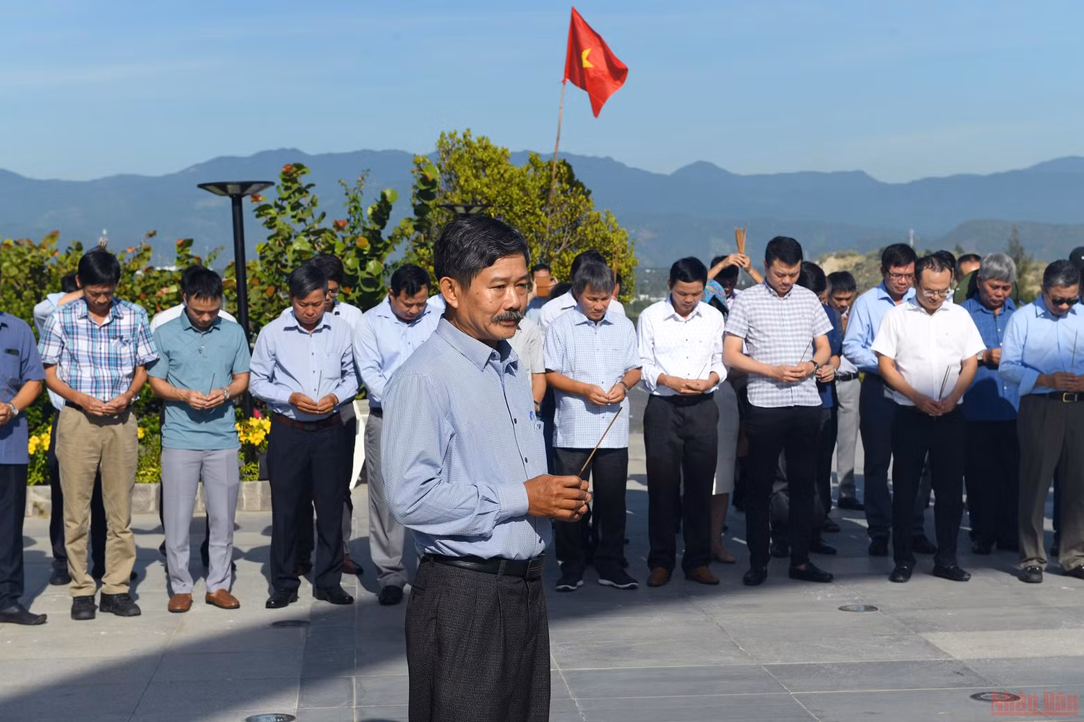 《人民报》社代表团敬香缅怀鬼鹿角礁战士（组图） ảnh 1