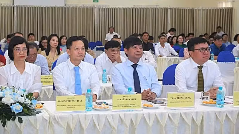黎国明同志（右一）与各位代表出席颁奖典礼。
