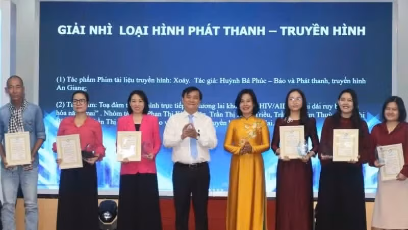 省委宣教与民运部领导及越南新闻工作者协会领导为二等奖作者颁奖。