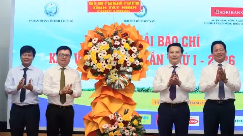西宁省省委领导向越南新闻工作者协会赠送鲜花表示祝贺。