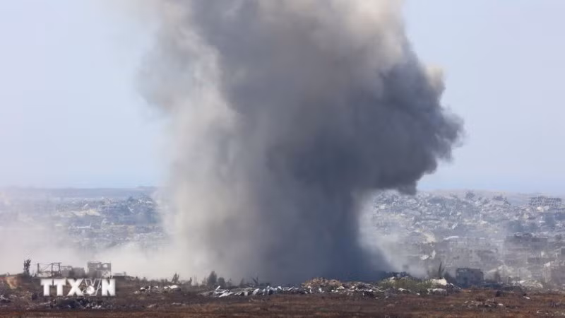以色列空袭加沙地带后浓烟升起。（新华社/越通社）