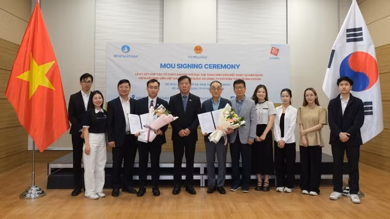 武胡大使与出席签署仪式的各位代表合影。（图由越南驻韩国大使馆提供）
