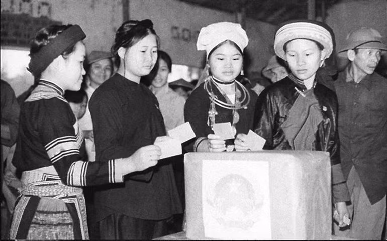 第五届（1975–1976）国会选举。图为越北地区少数民族社区作为选民参与第五届国会代表选举的情景。