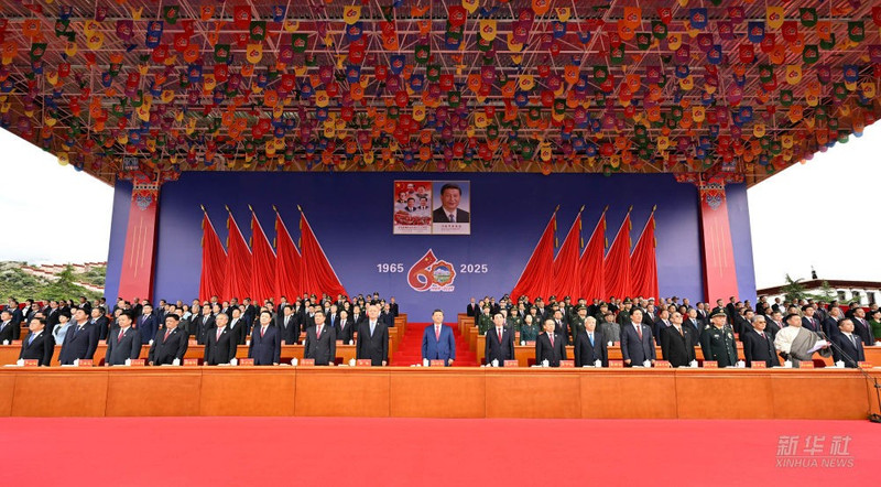 本月21日上午，中共中央总书记习近平在拉萨市布达拉宫广场出席中国西藏自治区成立60周年庆祝大会，图片来源：新华社