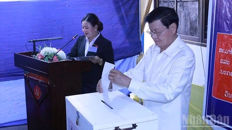 老挝人民革命党中央总书记、国家主席通伦·西苏里（Thongloun Sisoulith）在万象首都西萨塔纳县塔帕兰赛坊第1选区的投票站行使公民权利，参与投票。