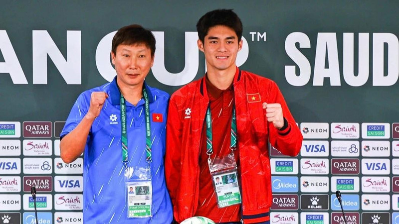 越南U23队主教练金相植与门将陈忠坚在新闻发布会上。（图片来源：VFF）