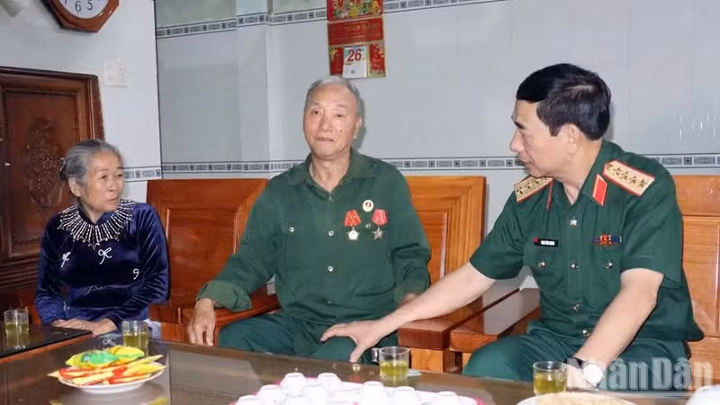 潘文江大将走访张文长先生和阮氏鸾女士家庭，该家庭为政策优抚家庭代表，夫妻二人均为有功人员。