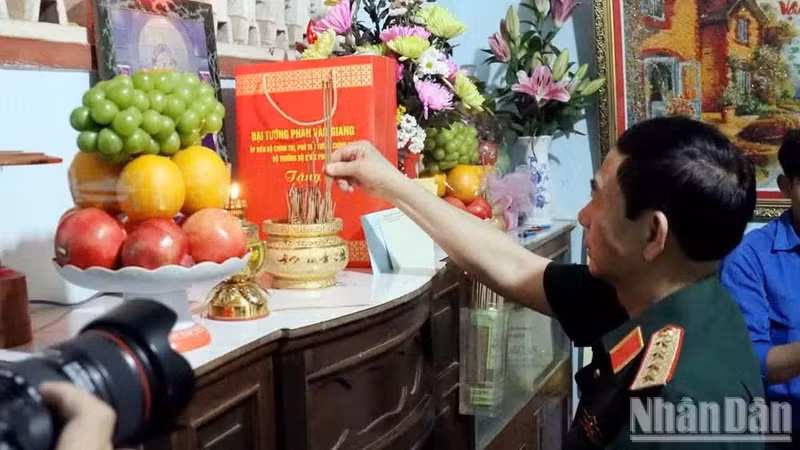 潘文江大将在阮文事先生家庭的烈士祭祀堂敬香缅怀烈士。